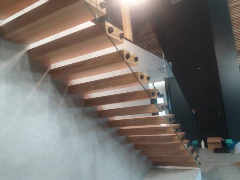 Schodowy półkowe na konstrukcji stalowej z blachy stalowej mocowanej do ściany.. Stopnie mocuje się bezpośrednio do ściany nośnej i są one jedynymi elementami schodów.