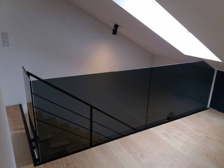 produkcja schodów obróbka podłogi kątownikiem aluminiowym czarnym