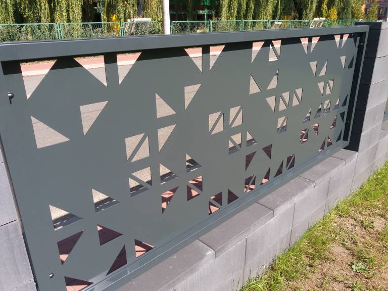 nowoczesne ogrodzenie z kost bet murki grafitowe antracyt montaż ogrodzeń