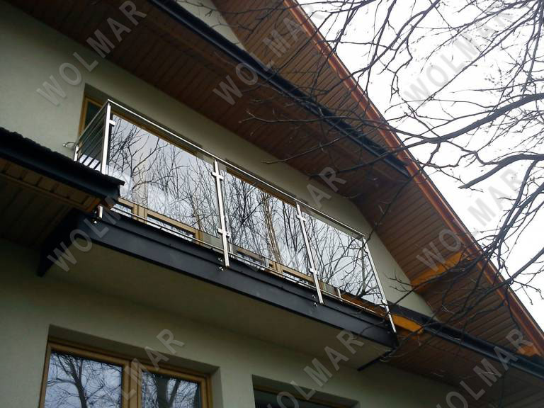 Balustrady balkonowe za szklem