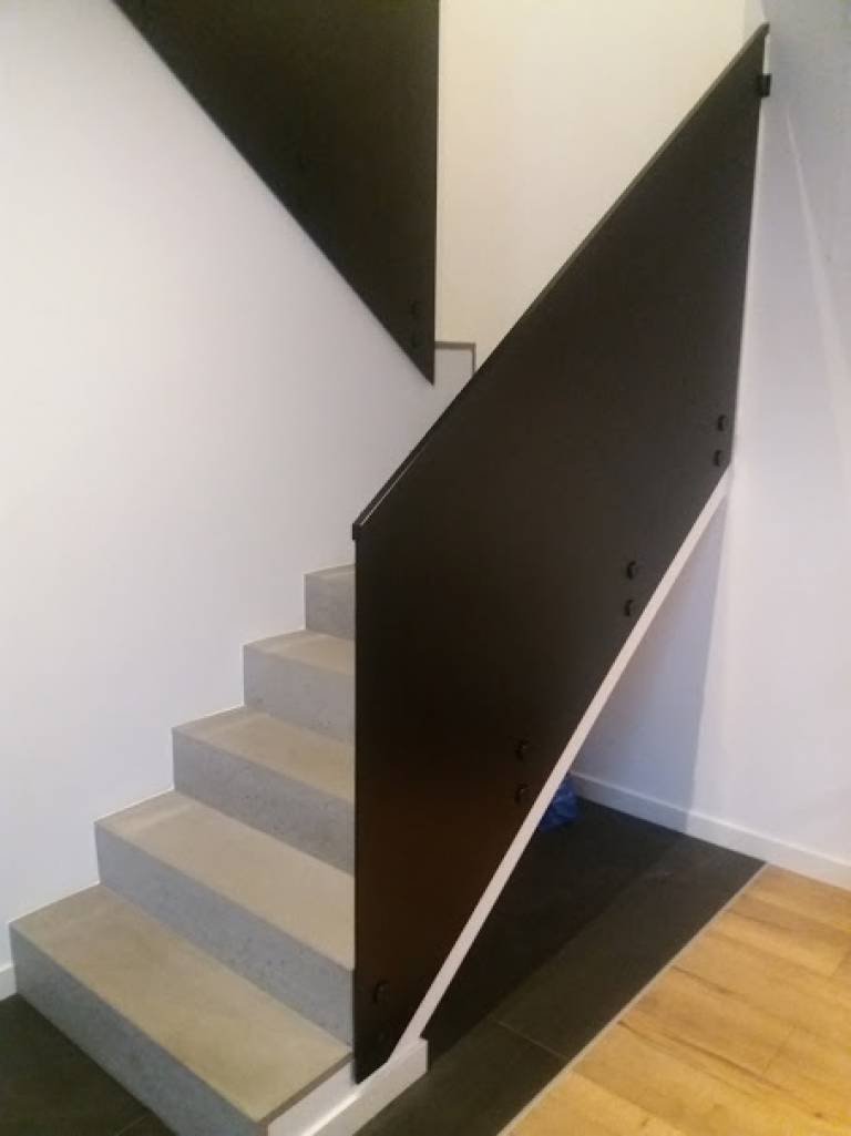 Barierka lakierowana stalowa przykręcana do schodów z pełnej blachy.