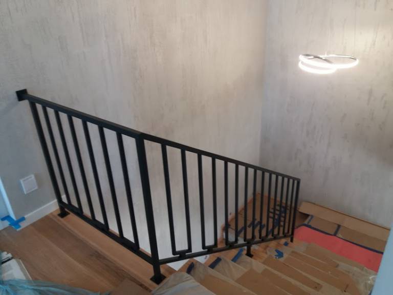 Schody wykończone barierkami stalowymi są bardzo trwałe i gustowne. Elementy pionowe na schody mieście Częstochowa.