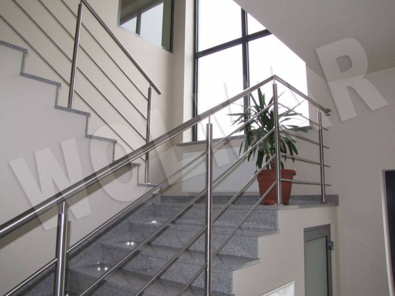balustrady nierdzewne na schodach