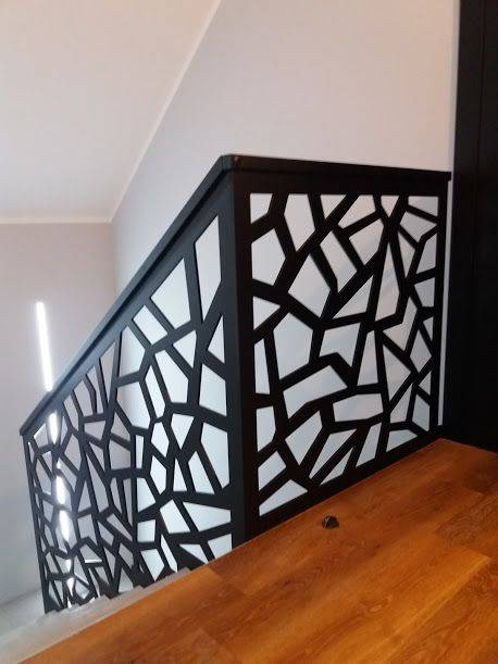 Ścianka panelowa ażurowa stalowa mocowana do boku schodów.