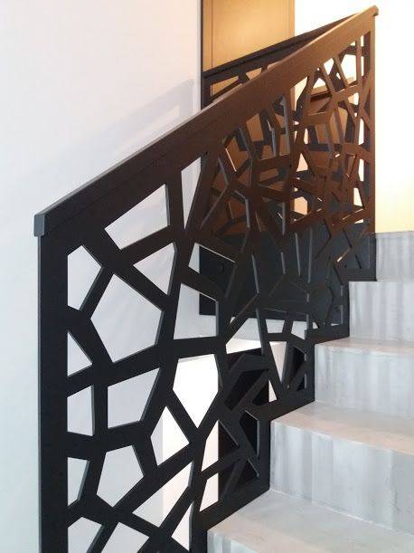 Ścianka panelowa ażurowa stalowa mocowana do boku schodów.
