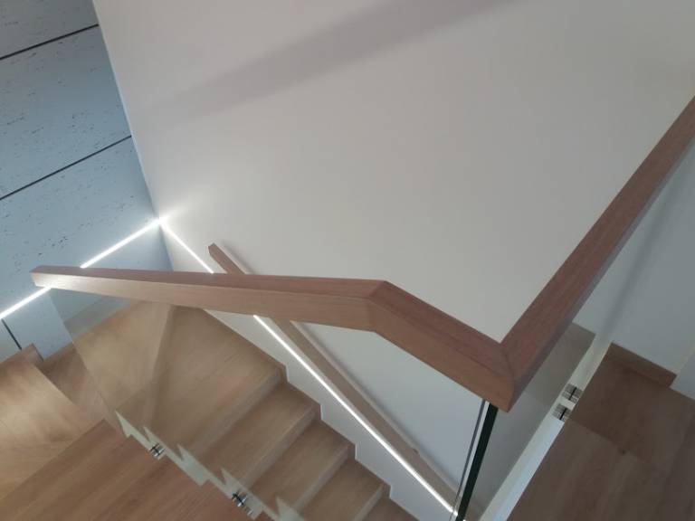 Balustrady ze szkłem hartowanym na schodach drewnianych