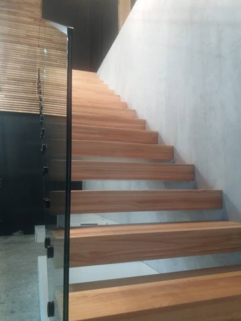 Balustrady ze szkłem schody półkowe