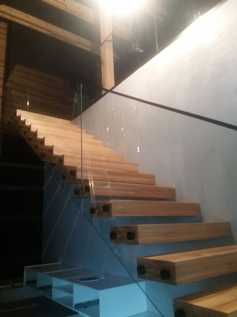 Balustrady ze szkłem schody z betonu