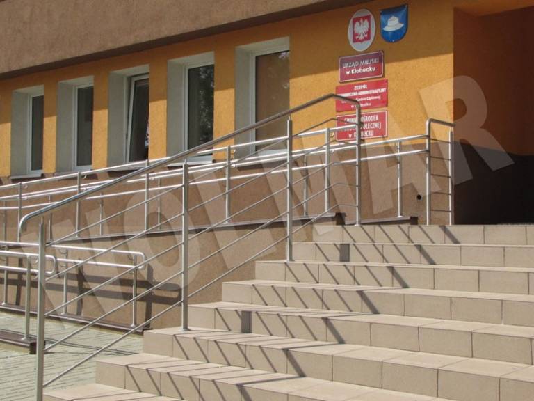 balustrady na schodach zewnętrznych wejściowych