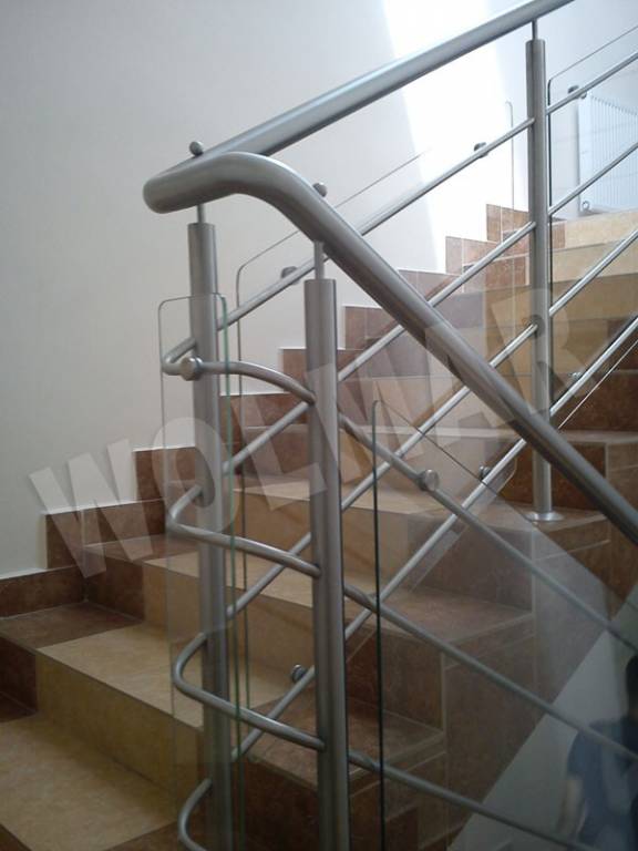 barierki wewnętrzne na schodach z nierdzewki i szkła