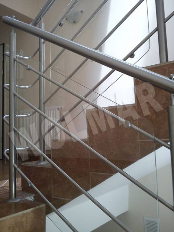 barierki wewnętrzne na schodach z nierdzewki i szkła